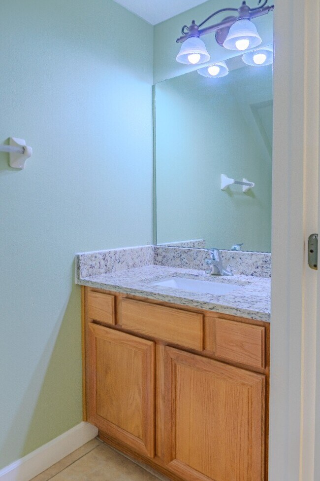 Building Photo - Modern 3-Bed Townhome with Garage & Patio in Casselberry – In-Unit Laundry, Central AC!