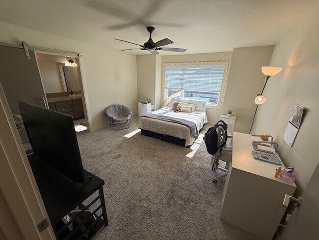 Building Photo - Available September 1, 3 bed 2.5 bath