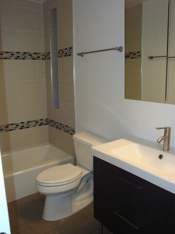 Bathroom - 2800 W Logan Blvd