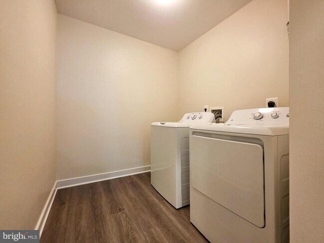 Building Photo - 3300 Broker Ln