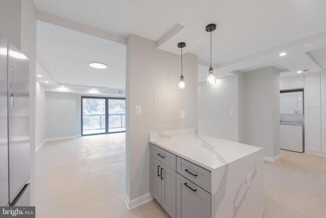 Building Photo - 205 Yoakum Pkwy