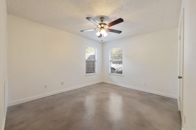 Building Photo - 5612 William Holland Ave