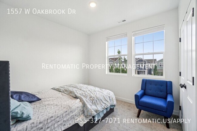 Building Photo - 1557 W Oakbrook Dr