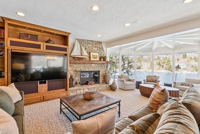 Building Photo - 716 Oak Point