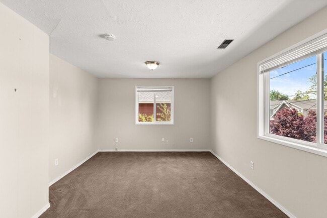 Building Photo - 4bed/2 bath Portland Charmer