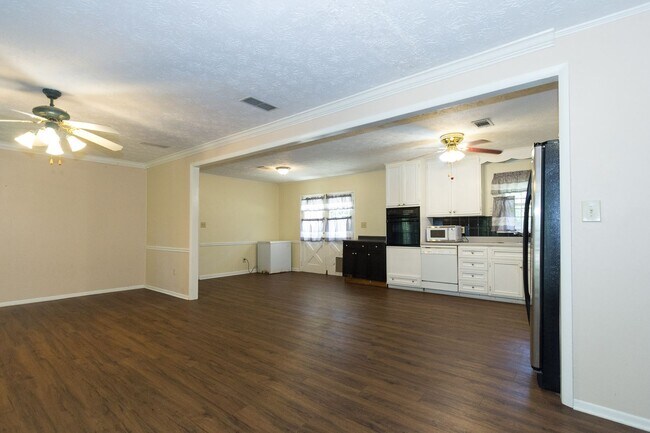Building Photo - COMING SOON - 3 Bedroom 2 Bathroom Open Floorplan