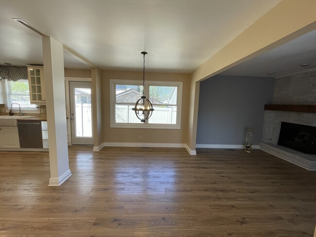 Building Photo - 13658 W Birchwood Dr