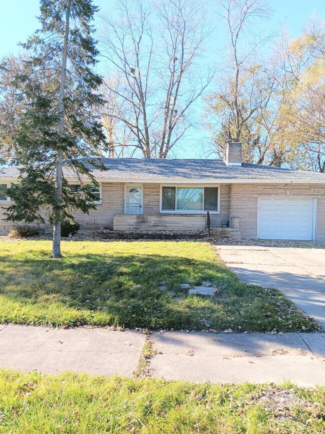 Building Photo - Beautifully Renovated, Modern 3 bedroom 2....