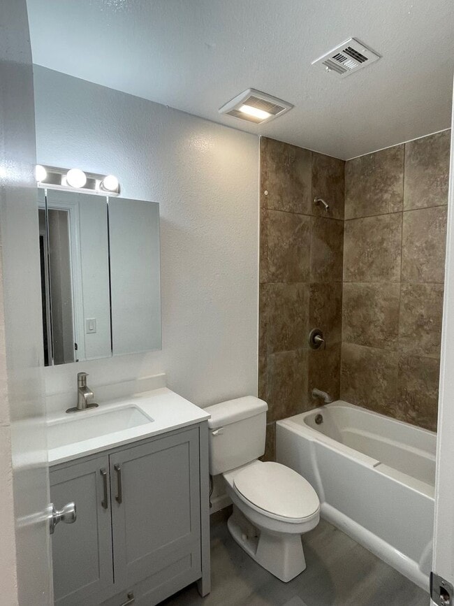 Building Photo - BEAUTIFUL UPGRADED 3 BED 2 BATH