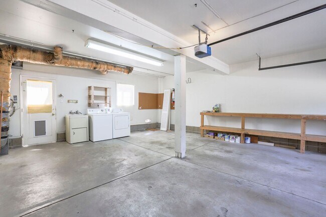 Building Photo - 264 W Oakwood Blvd