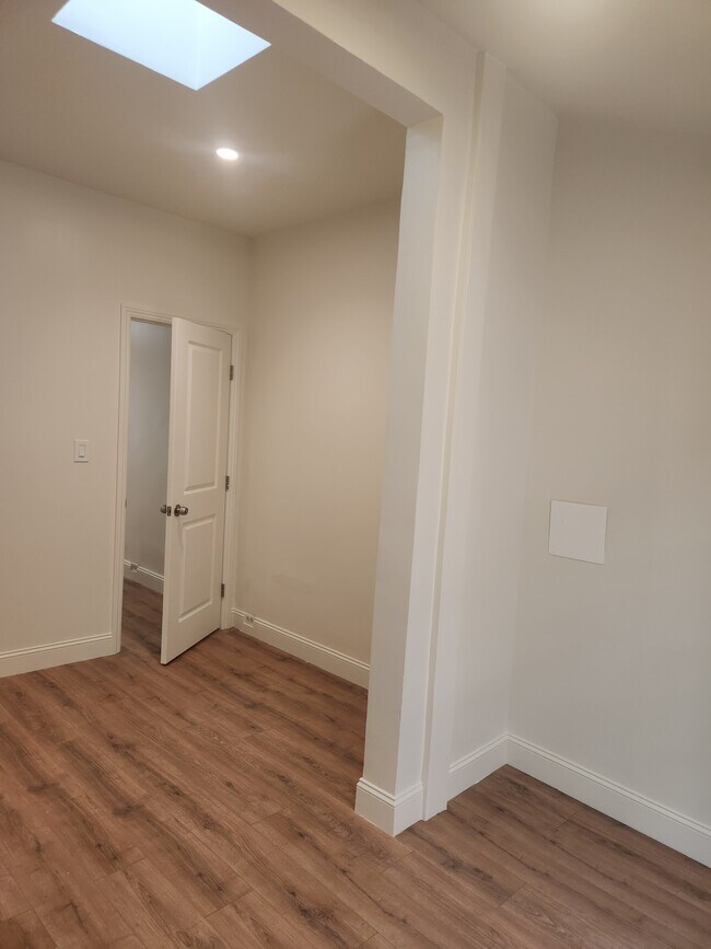 Building Photo - 166 Langton St