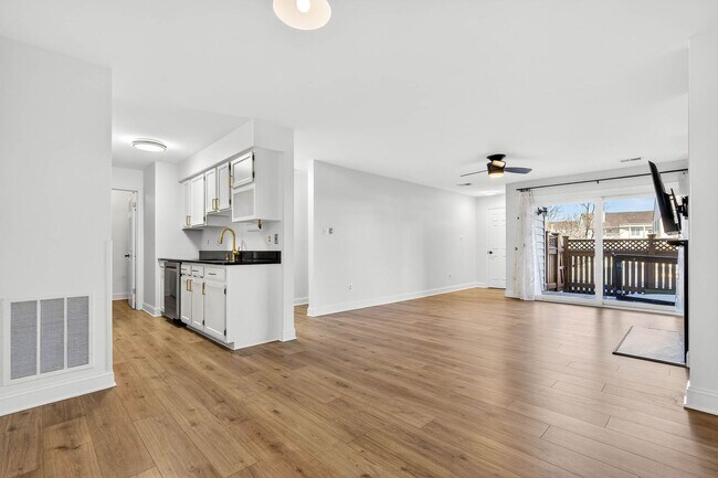 Building Photo - Very Nicely Update Condo in Prime Location!