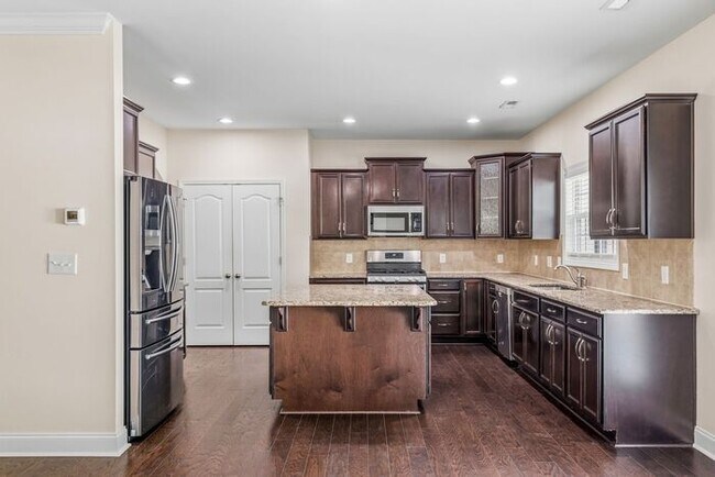 Building Photo - 5 Bedrooms in the heart of Summerfield!