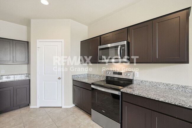 Building Photo - Beautiful Kitchen, Open Layout, and Room to Relax!