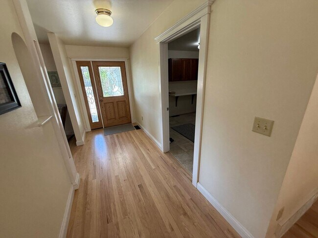 Building Photo - 3 Bed 2 Bath Large Beautiful Home