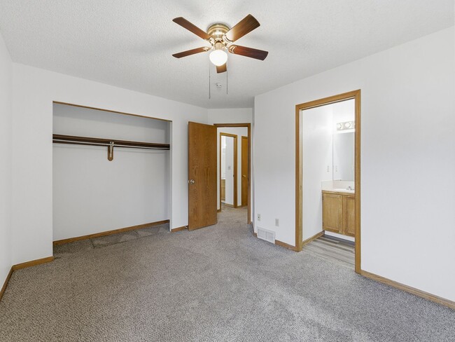 Building Photo - Bright & Spacious 3 Bed Home with Vaulted Ceilings & Fenced Yard AVAILABLE NOW!