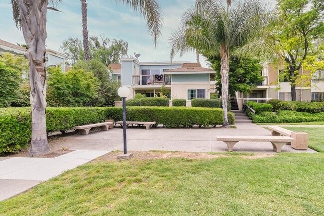 Building Photo - Beautiful Downstairs 2 Bedroom Condo Located In Gated Community Pool + Lake Access!