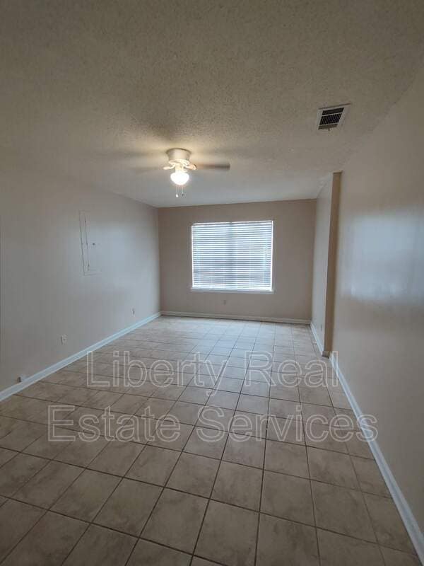 Building Photo - 709 Edgewood Ct