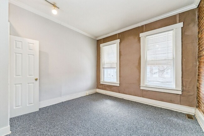 Building Photo - 3 Bedroom Townhome