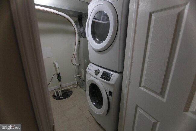 Building Photo - 1852 Willington St