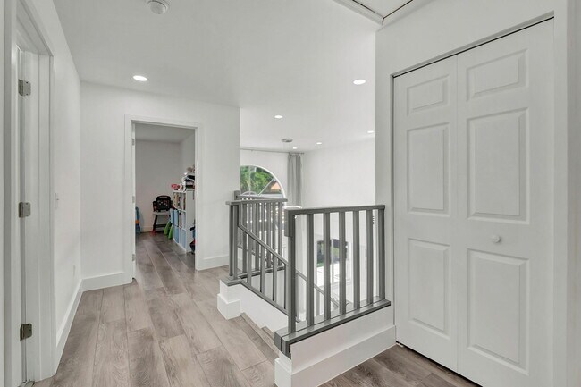Building Photo - 10872 Tamoron Ln
