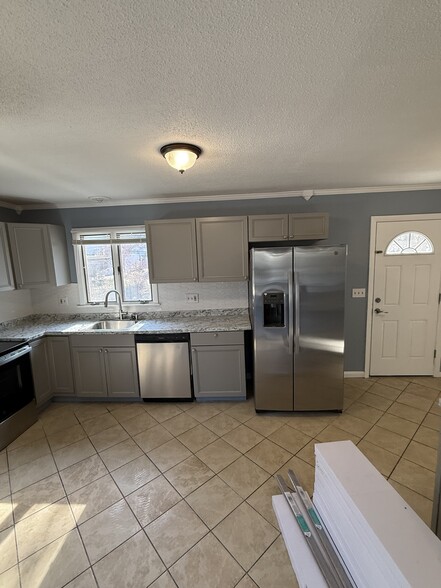 Building Photo - 8 Miles Ave