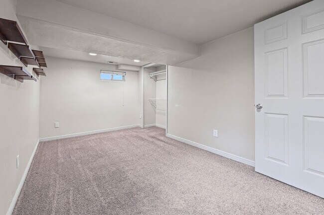 Building Photo - 2576 E Wren Rd