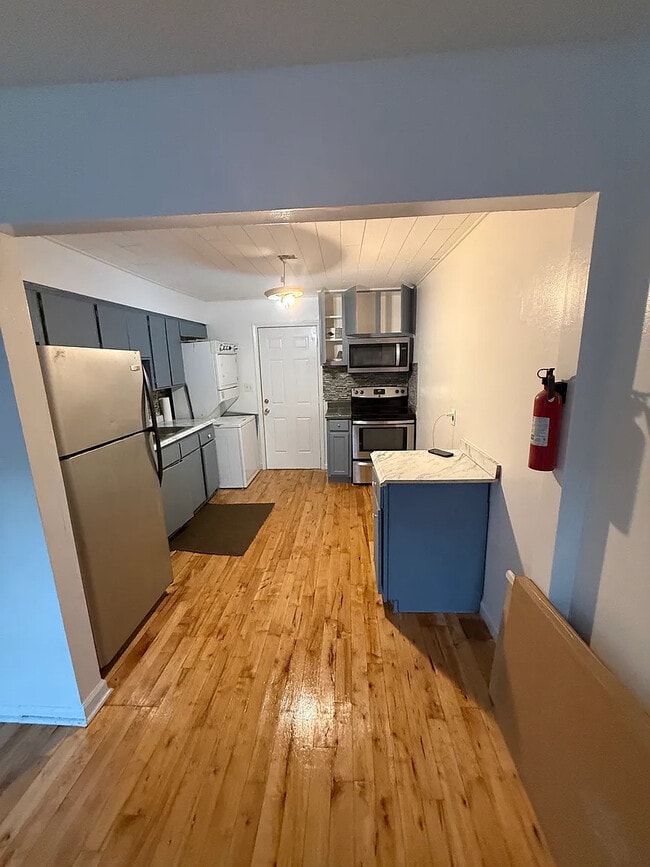 Building Photo - Room in Apartment on Dunlap Ave