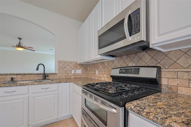 Building Photo - 5703 Saragosa Dr