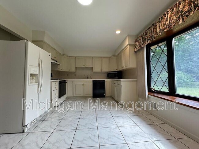 Building Photo - 40250 Pinetree Dr