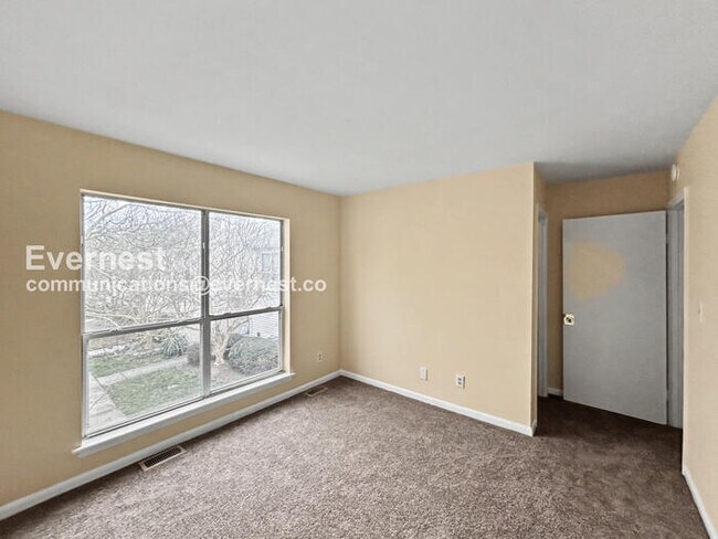 Building Photo - 3 Bed, 1.5 Bath Townhome with Off-Street Parking / Pet-Friendly / Available Now!