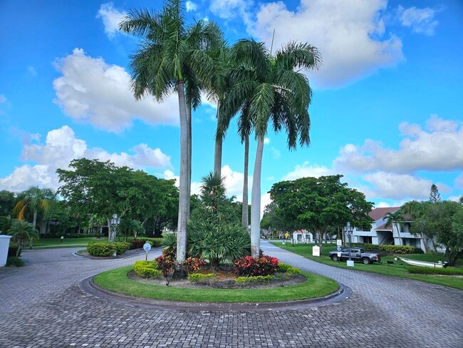 Building Photo - 641 Lyons Rd