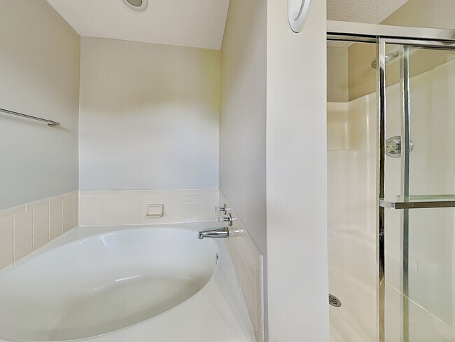 Building Photo - 10121 Pendula Dr