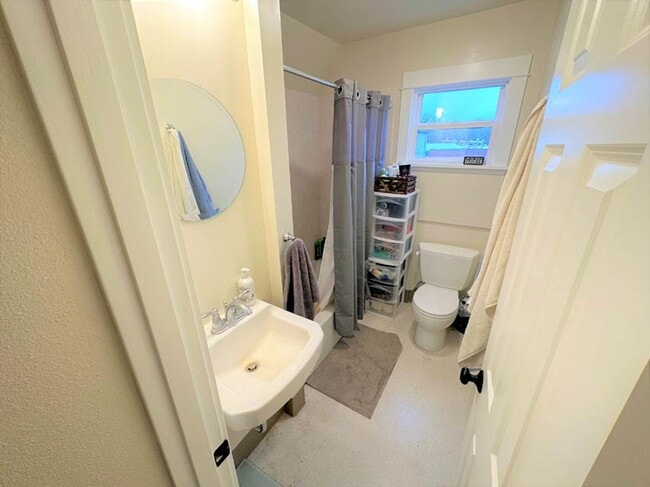 Building Photo - Monroe & 23rd St. Big 6 Bed 2 bath Home