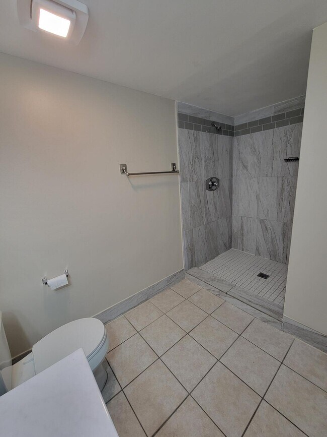 Building Photo - 1400 Crestwood Ct S