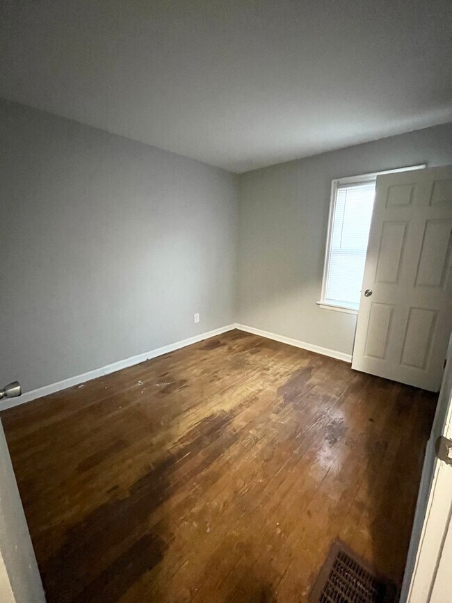 Building Photo - 4 bedroom 1.5 bathroom single family home