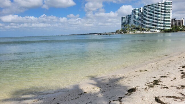Building Photo - Beautifully renovated 2/2 condo downtown Sarasota with view of Bay!