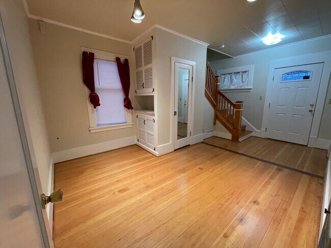 Building Photo - Farmhouse Style home