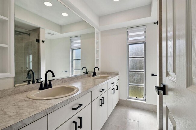Building Photo - 970 Rolling Hills Dr