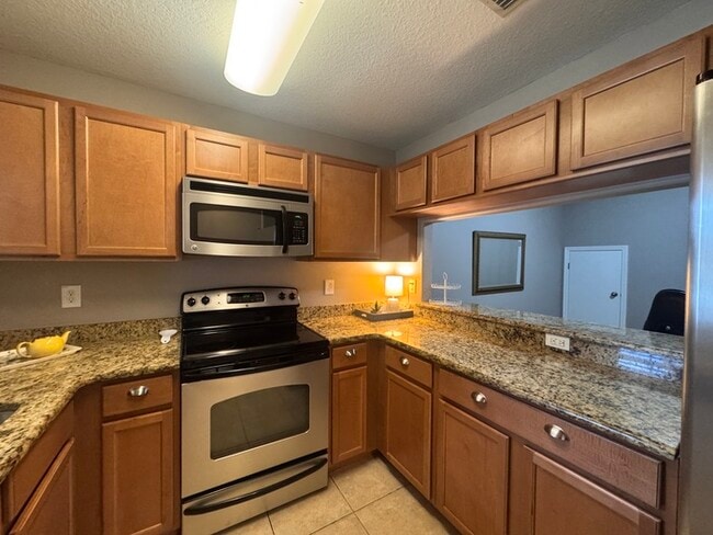 Building Photo - Summerfield Townhome