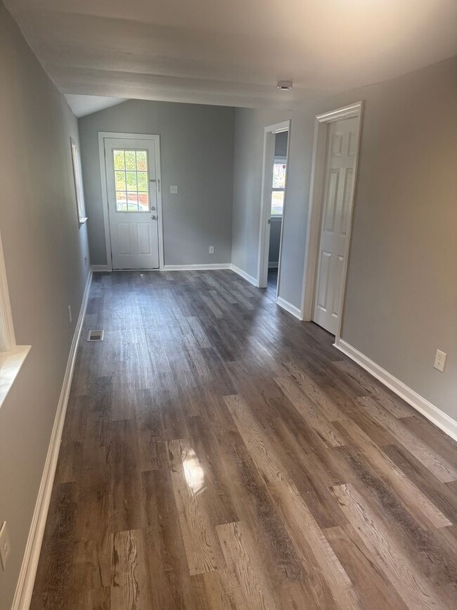 Building Photo - Charming 2 bedroom, 1 bath recently updated home ready for move in