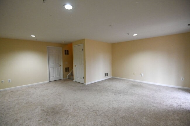 Building Photo - Seven Oaks Townhouse