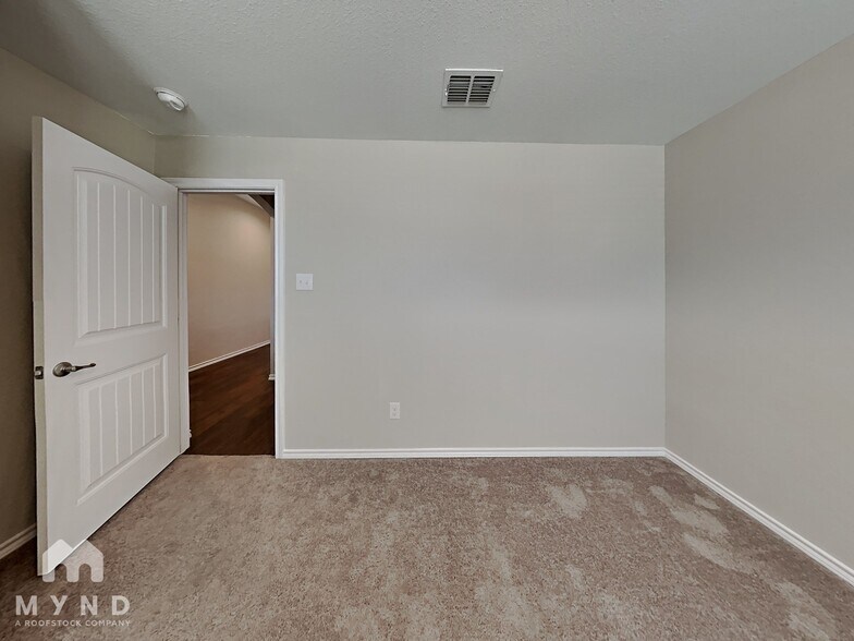 Building Photo - 529 Paloma St