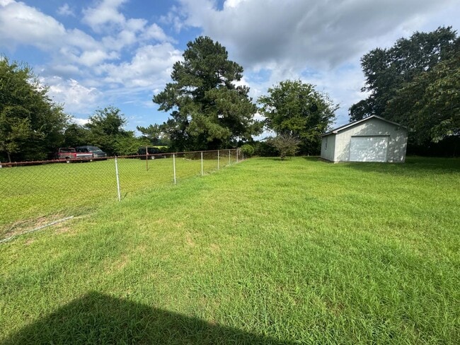 Building Photo - 304 Academy Dr
