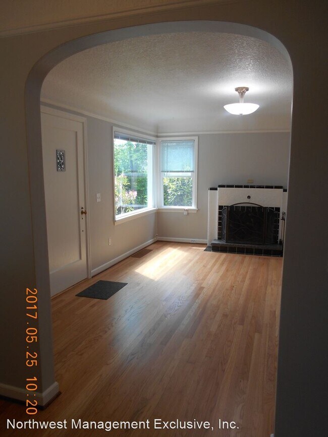 Building Photo - 3 br, 1.5 bath House - 2037 NE Dallas St.