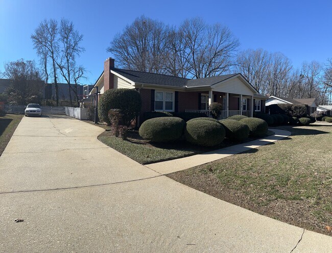 Building Photo - 208 Dalewood Dr