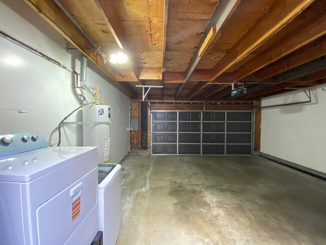 Building Photo - Stunning Townhome in Tanglewood Community