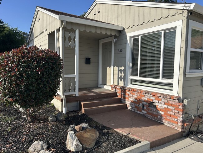 Building Photo - Beautifully Well-Kept 2 Bedroom, 1 Bath Home
