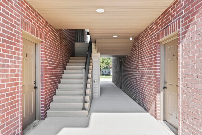 Building Photo - 200 Riverview Dr