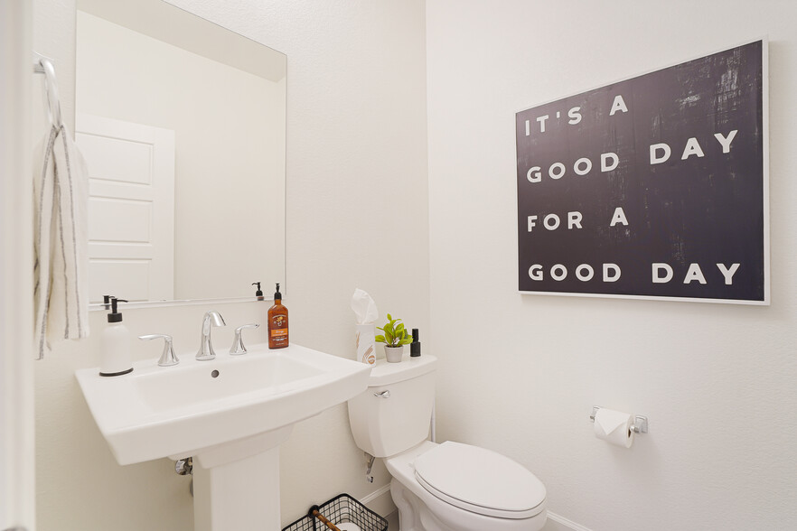 Downstairs half-bath. - 5919 Lakestone Dr